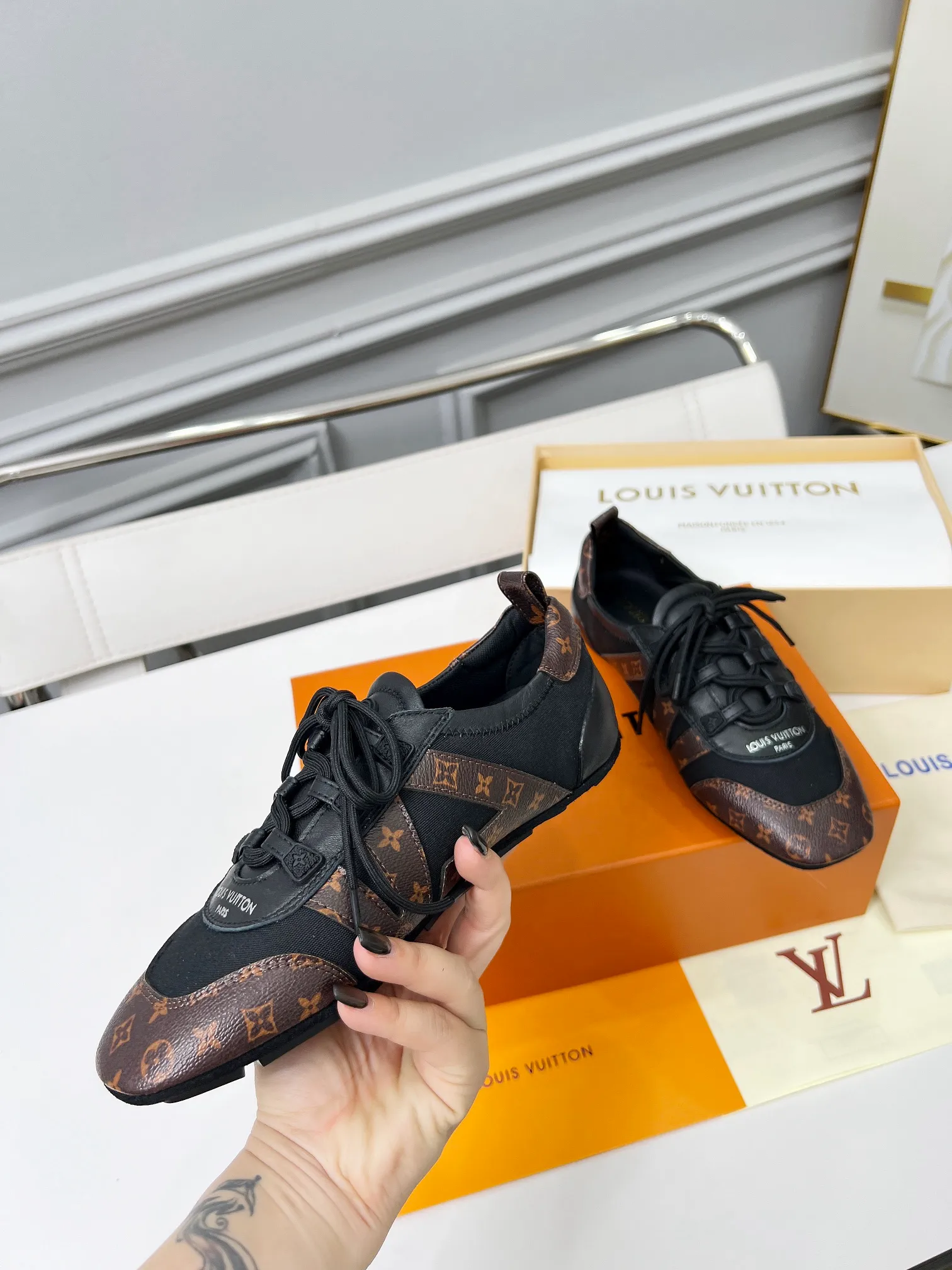 👟👟Ex-factory price 600👟👟 LV Sneakerina ballet-style sneakers are made of soft sheepskin and suede cow leather trimmings, and Monogram canvas is used to write the LV letters on the side, combining the light structure of ballet shoes with the comfortable texture of sneakers. Sacchetto craftsmanship and an injection-molded outsole complete the package, allowing for flexibility in a variety of looks. Code number: 35~41, colors are being updated...